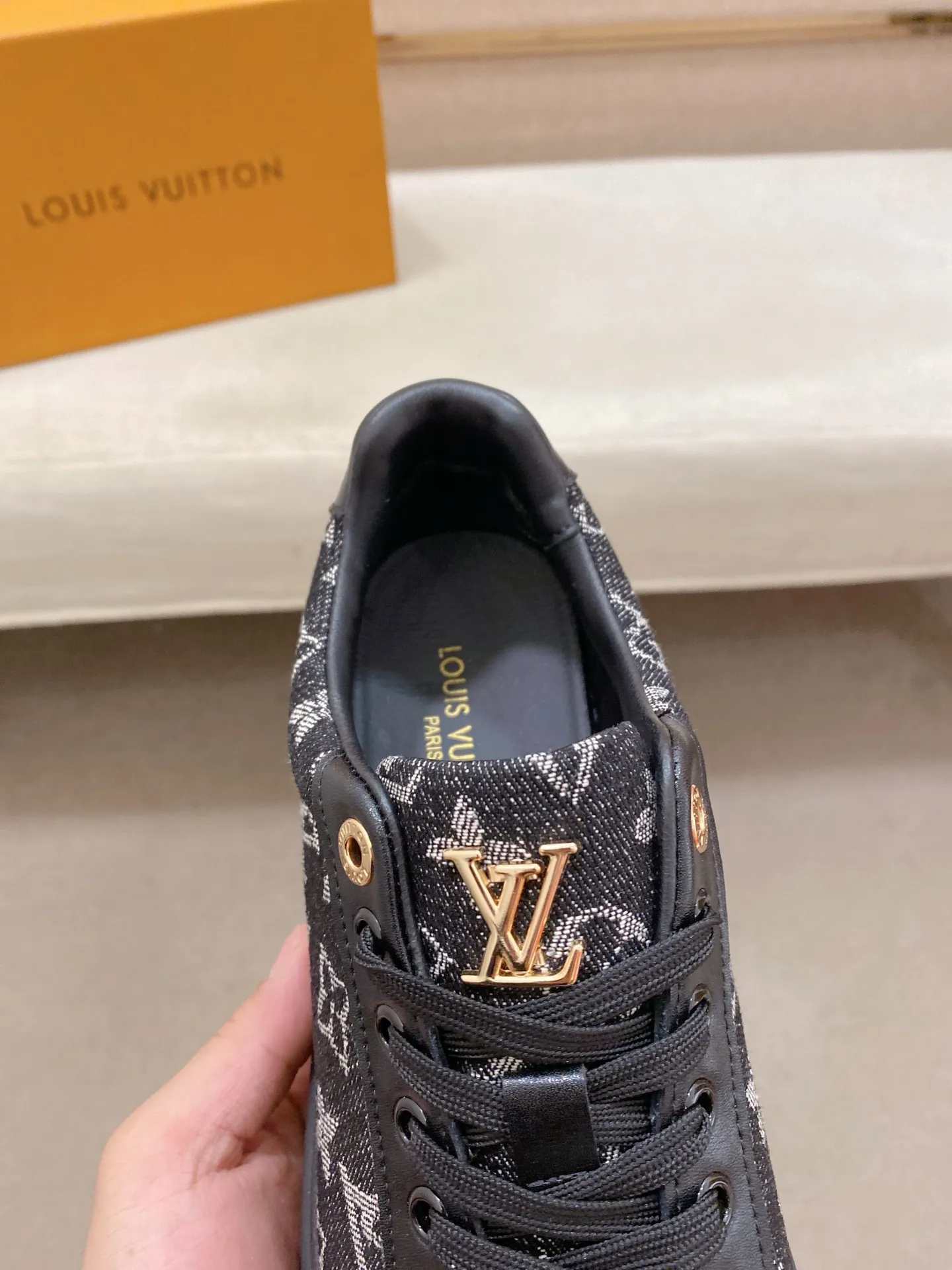 Men's shoes 💰: 400💰🎉🎉LV~Louis Vuitton trendy men's shoes New shipments Latest matching The same style as the official website Super high quality Hot sales of the season [strong] [strong] [strong] Selected first-layer cowhide, comfortable cowhide lining, original last, comfortable on the foot, wear-resistant rubber outsole Size number: 38-44.
